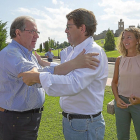 Saludo entre Herrera y Fernández Mañueco ante Alicia García.-ICAL