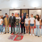 El presidente de la Junta de Castilla y León recibe a las jugadoras del equipo del Munia Panteras, ganadoras de la European League Femenina 22/23. / ICAL