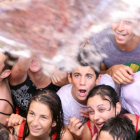 Un grupo de jóvenes recibe agua durante la celebración del Chúndara.-El Mundo