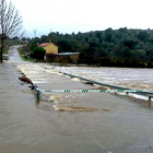 Puente anegado por desbordamiento del río Aliste de Zamora en la carretera de Vegalatrave a Domez de Alba.-E.M.