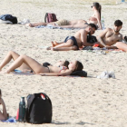 La playa de Moreras ofrece ya una imagen propia del verano ante el intenso calor. J. M. LOSTAU