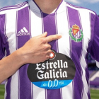 Un aficionado señala el escudo del Real Valladolid en la camiseta. / RV