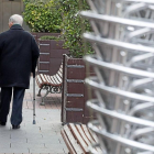 Un anciano pasea por una calle de la capital vallisoletana en una foto de archivo.-PABLO REQUEJO /PHOTOGENIC