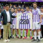 Ronaldo y Borja sostienen la camiseta con el número de partidos jugados por éste de blanquivioleta.-J. M. LOSTAU