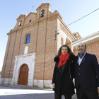 Javier Sanz y su hija Leticia, en la fachada de la iglesia.-J.M. LOSTAU