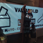 Colocación del cartel 'Valladolid tiene la llave'.- EM
