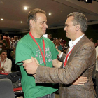 Cecilio Vadillo y Javier Izquierdo se saludan durante el último congreso provincial.-J. M. Lostau