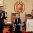 La viuda de Jiménez Lozano y su hijo recogen la distinción de manos de Puente. E. M.
