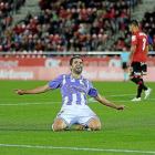 Álex López celebra su primer gol en la Liga ante un abatido Joan Oriol.-ARABA PRESS