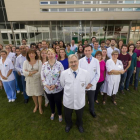 El equipo del Instituto de Oftalmología Aplicada (IOBA) se muestra al completo en la entrada del edificio del Campus Miguel Delibes que ocupan-El Mundo