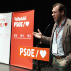 El secretario general del PSOE de Valladolid, Óscar Puente, atiende a los medios antes de la celebración del Comité Provincial. ICAL