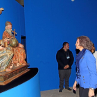 La Reina Sofía, acompañada por el presidente Herrera,  contempla una de las obras expuestas en la muestra.-CASA REAL