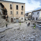 Un edificio destrozado tras el terremoto en Amatrice.-AP / MASSIMO PERCOSSI