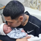 Salvi Jiménez, con su hijo Kaleb, en el hospital tras dar a luz su mujer. / EL MUNDO