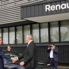 El presidente del Gobierno, Pedro Sánchez, y el presidente de Renault España, José Vicente de los Mozos, se saludan en el acto en Valladolid. / ICAL