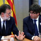 El presidente del Gobierno, Mariano Rajoy, y el presidente de la Generalitat de Catalunya, Carles Puigdemont.-SERGIO BARRENECHEA (EFE)