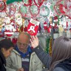 Una mujer contempla los productos de una de las casetas navideñas de la acera de Recoletos.-M. Á. SANTOS (PHOTOGENIC)