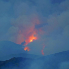 Las llamas del incendio que se mantiene en el nivel dos asolan la cabrera leonesa y arrasan miles de hectáreas de bosque.-ICAL