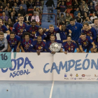 El Barça, subido en el cajón de campeón, posa con su 15ª título de Copa Asobal-PABLO REQUEJO