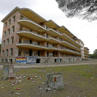 Vista exterior del antiguo sanatorio de tuberculosos de Boecillo, abandonado en el pinar.-J.M. LOSTAU