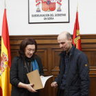Un representante de los vecinos de Vinuesa entrega firmas a María José Heredia, subdelegada de gobierno en Soria, para que se ponga freno a la recolección furtiva.-Ical