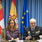 La delegada del Gobierno en Castilla y León, Virginia Barcones, acompañada por el jefe superior de Policía, Jorge Zurita, explican la primera fase de la Operación Ignis que se ha desarrollado sobre un grupo funerario vallisoletano.-ICAL