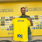 Deivid posa con su nueva camiseta de Las Palmas, aún sin dorsal.-UDLP