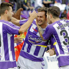 Villar es felicitado por Hermoso y Del Moral tras culminar el mayestático gol colectivo ante el Mirandés.-J.M. Lostau