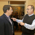 El consejero de Educación, Fernando Rey, conversa con el portavoz socialista del ramo, Fernando Pablos, en las Cortes-Ical