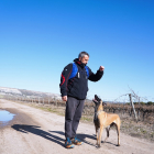 David González con su perra, Luna. / ICAL