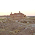 Imagen antigua de la colina donde se excavaron las cuevas, bajo la ermita.-D.V.