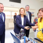 La ministra de Empleo y Seguridad Social, Fátima Báñez, en el aula de Formación de la fábrica de Renault acompañada por el presidente del Consejo de Administración de Renault en España, José Vicente de los Mozos-ICAL