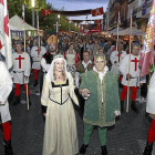 Los 'Reyes Católicos' encabezan el desfile que abrió ayer la fiesta, acompañados de su numeroso séquito.-J. M. Lostau