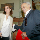 Pilar Vicente y Jesús Presencio se saludan al comenzar el pleno del Ayuntamiento.-J.M. Lostau