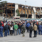Los trabajadores se concentraron este miércoles a las puertas de la fábrica arrasada por el fuego el 16 de noviembre pasado-Israel L. Murillo