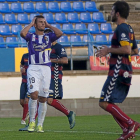 Diego Rubio se lleva las manos a la cabeza tras desaprovechar el Valladolid una ocasión para marcar en el partido frente al Llagostera.-LOF