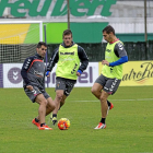 Diego Rubio, ayer entre Moyano y Samuel.-M. Á. Santos