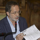 El portavoz de IU del Ayuntamiento de Valladolid, Manuel Saravia, durante el pleno celebrado para analizar consecuencias y responsabilidades vinculadas con la expropiación de terrenos del conocido como "caso Zambrana"-Nacho Gallego