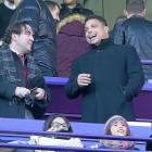 Ronaldo charla con el presidente del Rayo, Raúl Martín Presa, en el palco de Zorrilla.-J. M. LOSTAU