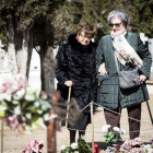 Las dos amigas, Julita y Goya, ante la tumba sin lápida de El Carmen, que representa la de muchos represaliados que no han sido encontrados.-MIGUEL ÁNGEL SANTOS
