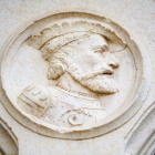 Imagen del medallón del Emperador que se exhibe en el claustro del Palacio Real de Valladolid, residencia de Carlos V en sus frecuentes estancias en la capital vallisoletana.-CARLOS BELLOSO
