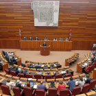 Los parlamentarios autonómicos siguen la intervención de Herrera desde sus escaños.-J. M. LOSTAU