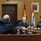 El empresario condenado, de espaldas junto a su abogado, durante la vista de conformidad celebrada este lunes en la Audiencia de Valladolid. -EP