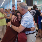 Un padre abraza a su hija en El Prat a su llegada de Estambul.-AFP / JOSEP LAGO