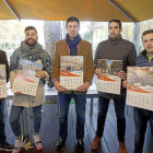 Fernando Hernández, Roberto Pérez, De la Fuente, Ortega y Nacho González posan con el calendario.-Miguel Ángel Santos