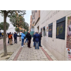 Numerosos aficionados taurinos adquieren entradas para la Feria de San Pedro Regalado en Valladolid.- ICAL