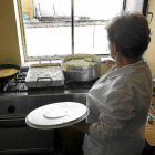 Imagen de archivo de una cocinera trabajando en uno de los comedores sociales de Valladolid-J.M.Lostau