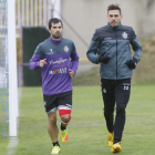 Álex López corre con el preparador físico.-J.M.LOSTAU