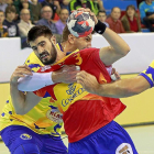 Eduardo Gurbindo, en su vuelta a Valladolid con la selección, es agarrado por el bosnio ex AdemarLeón, Nikola Prce.-J. M. LOSTAU