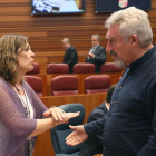 La consejera de Agricultura y Ganadería, Milagros Marcos, conversa con el procurador de Ciudadanos, José Ignacio Delgado, antes del comienzo del Pleno de las Cortes-ICAL